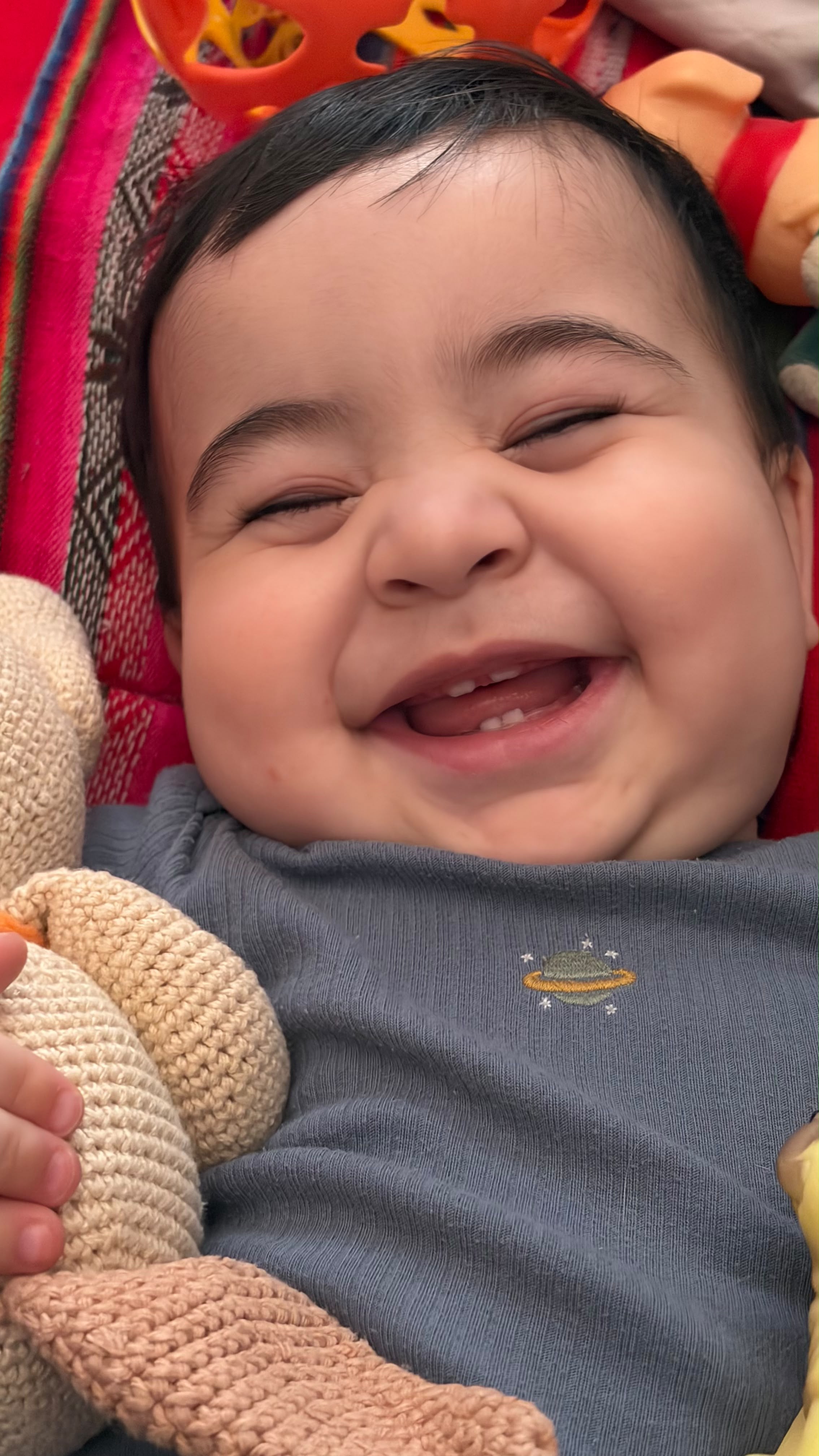 Bautista sonriendo con un juguete